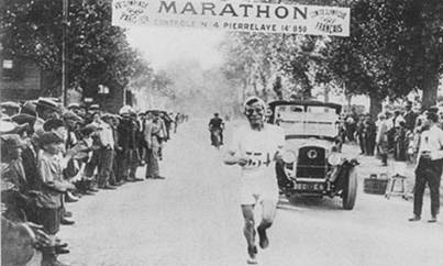 Albín Stendrós guanyant el marató, amb. un temps de 2h.41:22,6        amb mes de 6 minuts d’ avantatge  sobre el  inmediat seguidor